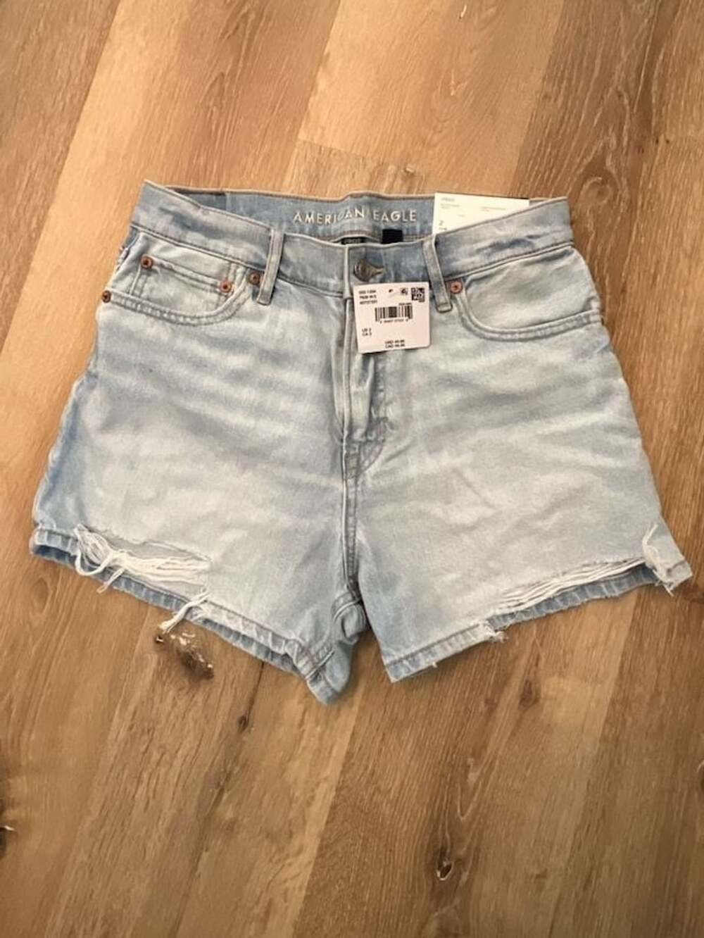 American Eagle Strigid Relaxed Short Size 2 26W Light Wash